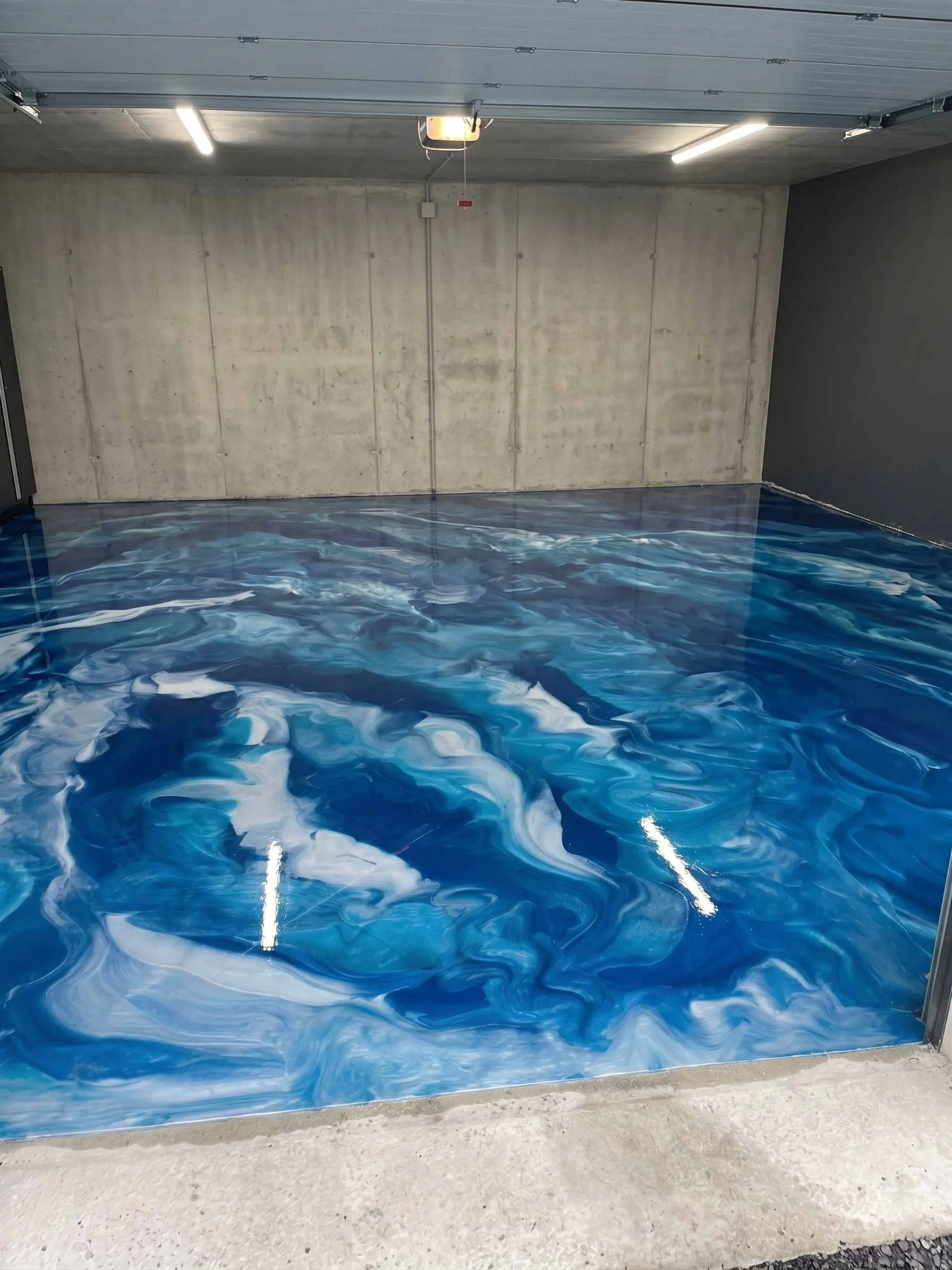 Sol en résine époxy haut de gamme dans un intérieur contemporain